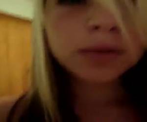 La chica regordeta muestra sus nalgas gruesas y pequeñas tetas por la webcam .