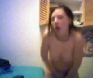 Una chica de bonito webcam haciendo un sexy tease. whiteh sólo su tanga en, bailes sexy. de vez en cuando se desplaza la mano hacia abajo entre sus piernas y en su tanga.