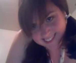 Para la webcam, mientras ella fingerfucks el novio de su juvenil coño y luego se se masturbo.