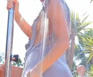 Striptease suave sexo video. una hermosa joven baila sensualmente y toma una caliente ducha.