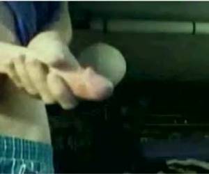 Este chico tiene un pene largo, es tan largo que él mismo puede mamada.