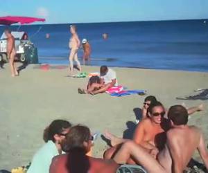 Entre la gente en la playa desnuda, quiero decir su esposa, su dura dick y lo tira.