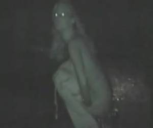 Un adolescente tiene severa alta necesidad pero todos los baños están en uso por lo que decide le tiene que hacer. un goer pasado coge su cámara y movieing la chica mientras que ella tiene sus pantalones abajo.