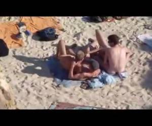 Mirada furtiva películas gay en la playa de unspied delirios y secretamente disfruta de una masturbación con la mano. amateur, peeping, movieing gay en la playa