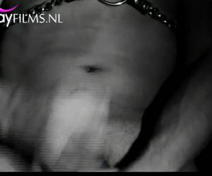 Chupando la gran polla de su amigo arriba la cabeza, sacar el chico. entonces aspira a las bolas de su amigo, es resta hasta corre y lo convierten en una ducha de semen. muscular, ducha de esperma sobre su cuerpo desnudo