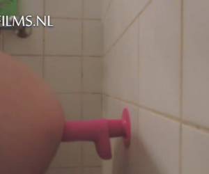 Relajarse debajo de la ducha whiteh de mierda de culo un consolador de ventosa y movieing. amateur, relajarse debajo de la ducha culo follar whiteh un consolador