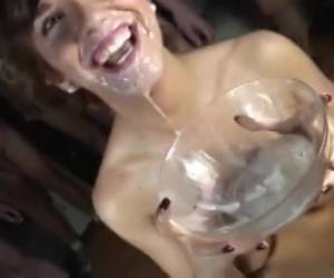 Un gangbang de bukkake donde una morena sexy su boca está abierta, presione y sostenga para su semen. ella tiene un recipiente de recogida para cum para realmente obtener cada gota de semen para poder beber.