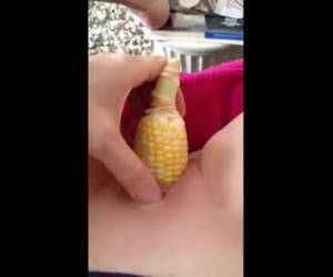 Esta zorra amateur estaba buscando cantos de una whiteh falsa polla a su coño para follar. así que, ella usa una mazorca de maíz como un consolador.