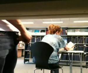 En la biblioteca, mirar el voyeur a una dama pelirroja bbw. mientras tanto, tira de su dick y está listo, están en el piso detrás de.