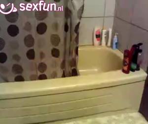 Ella ya está en la bañera, sus piernas y coño afeitan, como su chico también quiere venir y sentarse. que se está desnudo a tomar un baño y dejar la webcam simplemente ejecute it.together en escena baño