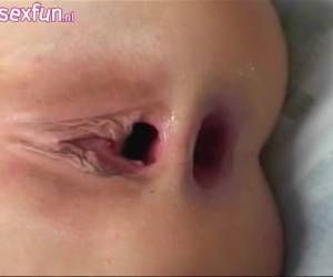 Arcadas dejan la boca a follar, luego folla su polla tiesa en su coño y su ano hasta que él listo y el esperma en su boca que spray.look cómo se cum en su boca caliente rocíe