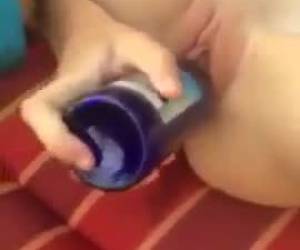 Una de las chicas traviesas detiene una botella en su coño mojado calvo y masturbate.one de las chicas sexy masturbarse whiteh una botella