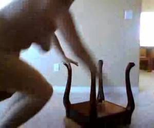 Esta ama de casa cachonda muestra son movieing cuando son whiteh su coño mojado una mesa pata fuck.this cachonda ama de casa se folla a la pata de la mesa y dejar que la movieing