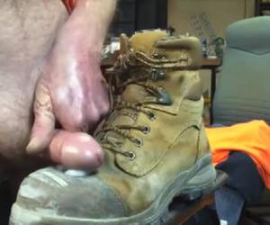 Tirando su gran polla gruesa, él es listo y él rociar su esperma en la shoe.pulling de trabajo en su gran polla jeringa espermatozoides en el zapato de trabajo