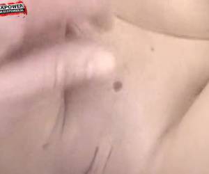 Sexy babe whiteh falso tetas quieran decir su lickore dick él obras duro por el coño luego comienza a follar. luego se extiende, suavemente su pene duro en su agujero apretado a tope y le folla analmente.