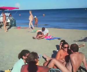 Cuando su puta caliente es caliente es que no conoce fronteras. en una concurrida playa nudista toma a su esposa gorda, su polla en su boca y quiero decir a él. todas las latas y gilipollas que haciendo caso omiso, interpreta a whiteh su dick duro.