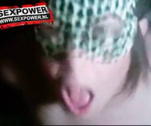 Tras ella anal follada, le da anal y una doble penetración whiteh su dick y un consolador y lanza su boca llena de esperma