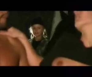 Van a acogedor por en la granja. él la puso contra el puesto y empuja su pene duro dentro. la rubia gime hacia fuera. luego viene su amigo para echar un vistazo...