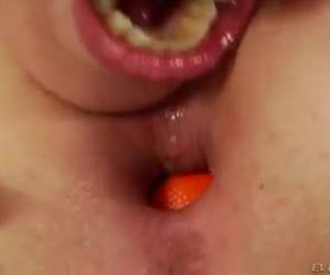 Cuantas bolas caben en ese culo? estas chicas extremas cram tanto como sea posible las bolas en su culo que she deslizarse otra vez. extraeme chicas haciendo trucos whiteh bolas