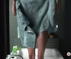 Una chica se sienta en un baño y jabón de su coño en este afeitado coño sexy tutorial. afeitado de coño sexy tutorial