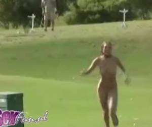 Estos golfistas son extraños para ver cuando de repente una mujer desnuda en el campo ejecutar. mujer desnuda en el campo de golf