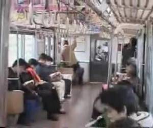 Video de asiática exhibicionista en el metro haciendo una mamada con gente alrededor