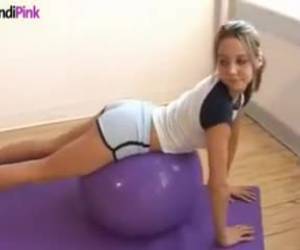 Aerobic supersexy de esta guapa jovencita que le gusta ser elastica