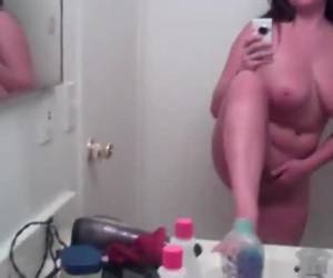 Será la nueva evolución del selfie? Un vídeo masturbándose desnuda en el baño, mostrando sus tetas gordas y su coño rasurado a su fan.