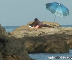 Se creían escondidos en la roca apartada de la playa bajo su sombrilla, pero nada remotamente sexual escapa del objetivo de los voyeurs playeros, y esta pareja es pillada disfrutando de un polvete lento y sabroso.