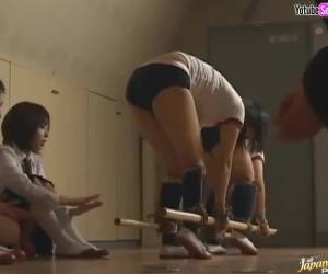 Esta clase de asiáticos disfruta de una clase especial de gimnasia. En el aula, uno de los alumnos goza de la felacion que le hace una compañera, que luego es castigada a ir andando a 4 patas atada de pies a unas cañas de bambú, y azotada por todos su