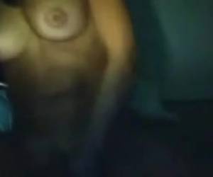 Una jovencilla esta chateando animadamente medio desnuda delante de la webcam. De pronto la cosa se calienta aun más y la chavala no duda en desnudarse por completo y masturbarse para que la contemple la otra persona.