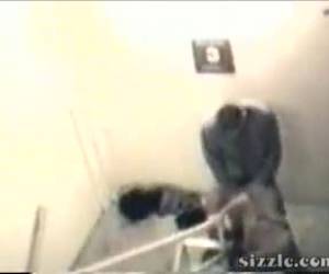 Video de jefe follando con su secretaria en las escaleras grabado por la cámara de seguridad