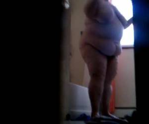 Su gorda mujer sale de darse una ducha y sin saber que el marido ha puesto una camara oculta , a él le pone verla luego en video.