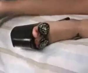 Muchas ganas le pone esa pedazo de rubia que no es que se queje pero quiere más y más. Tiene un cuerpecito muy lindo de tetas pequeñas que la hace estar más deseable aún. No deja de gritar y gemir, se nota que le gusta el sexo, el coño lo tiene bien